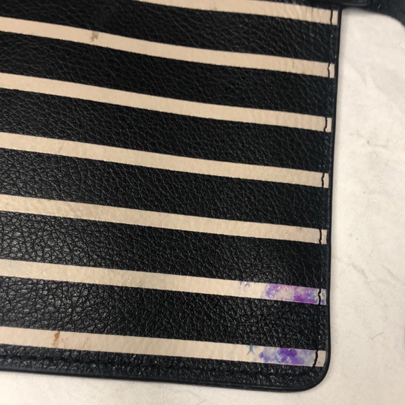 KATE SPADE black and cream leather wristlet. - Picture 4 of 10